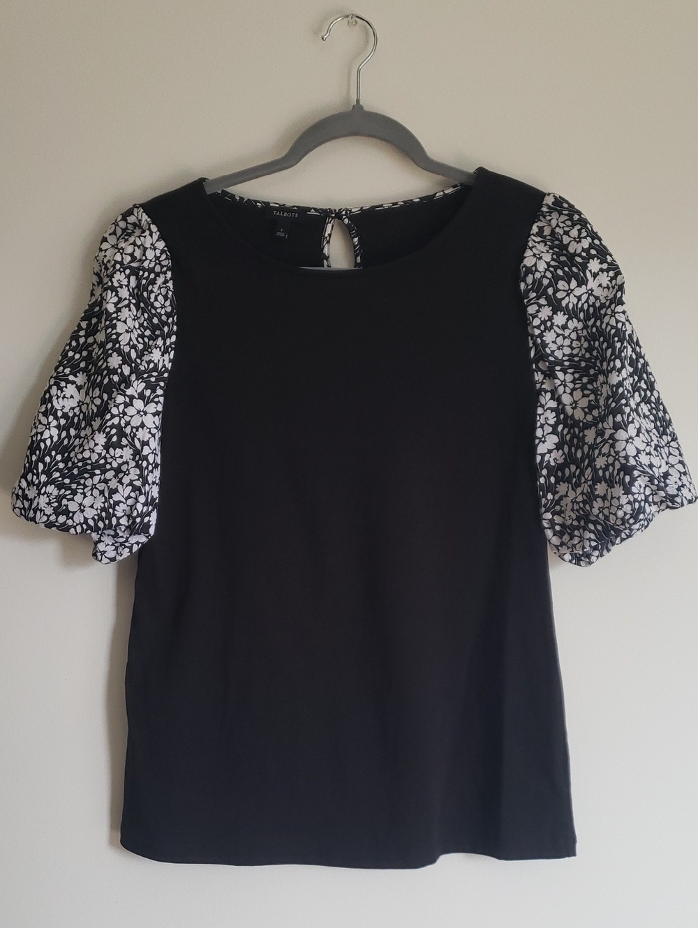 Talbots SS Black Top with Black & White Floral Puff Sleeves Sz S